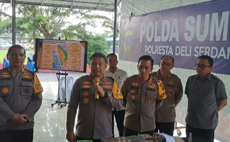 Polresta deliserdang berhasil membongkar sindikat narkoba yang dijalankan dari balik jeruji oleh narapidana seumur hidup. Empat pelaku diamankan, aset miliaran rupiah disita, termasuk dua mobil mewah dan rumah mewah.