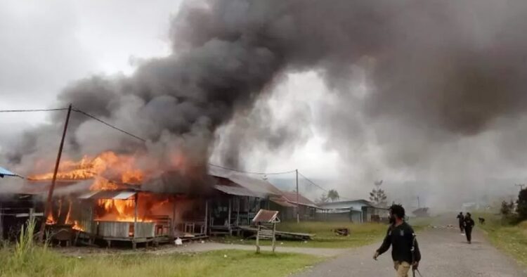 Pasca-baku tembak, kkb serang pasar di papua: tujuh kios rata dengan tanah! Serangan mendadak oleh kelompok kriminal bersenjata. Kkb serang pasar di papua di kampung yapimakot, tujuh kios masyarakat hangus. Kejadian ini meningkatkan kewaspadaan aparat keamanan dan memicu tuntutan tindakan cepat.