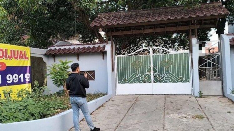 Skandal di jatipadang: rumah kontrakan jadi lokasi pembuatan film porno! Rumah kontrakan di jakarta selatan mengejutkan pemiliknya, pak haji, saat terungkap menjadi lokasi syuting film porno. Meskipun awalnya disewakan untuk tempat tinggal, rumah tersebut telah menjadi saksi bisu dari puluhan adegan terlarang.