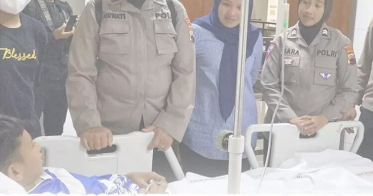 Siswa smp cilacap, ff, korban perundungan brutal oleh kakak kelas akhirnya pulang. Kondisinya membaik setelah perawatan intensif, tetapi luka psikologisnya masih perlu perhatian khusus. Pelaku kini di tangan hukum.