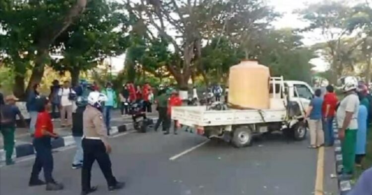 Ibu dan anak tewas ditabrak eltor di depan bandara sepinggan, balikpapan. Polisi intensif investigasi penyebab kecelakaan mengerikan ini.