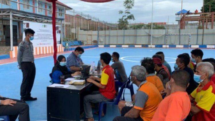 Dalam upaya mencegah penularan tbc di lingkungan lembaga pemasyarakatan, lapas narkotika kelas iia pematang siantar berkolaborasi dengan instansi kesehatan untuk melaksanakan skrining masif. Langkah proaktif ini menegaskan komitmen bersama dalam menjaga kesehatan komunitas rentan.