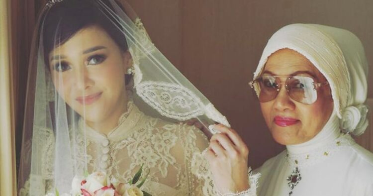 Maia estianty ungkap rahasia di balik dagu runcingnya Maia estianty mengajak pengikutnya dalam sebuah perjalanan nostalgia dengan membagikan potret lawas sang ibu. Kecantikan alami kusthini, ibunda maia, mencuri perhatian, terutama dengan ciri khas dagu runcingnya yang ternyata diwariskan ke maia.