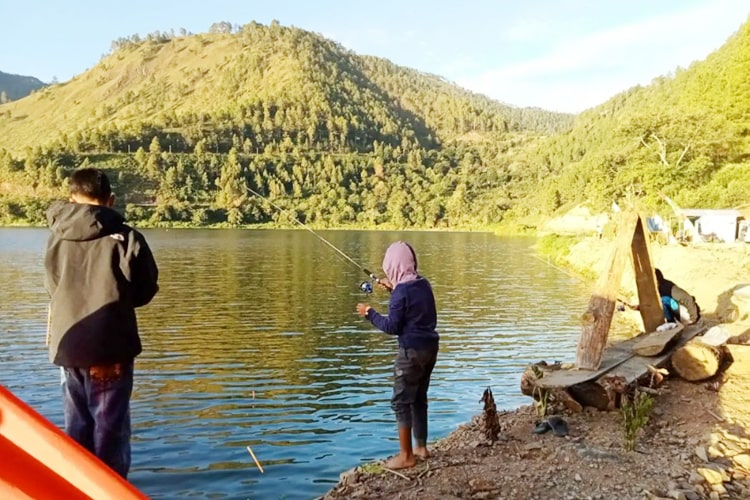 Berkemah sambil memancing 24 jam nonstop di fishing camp siarubung. (instagram @wisataalamsiarubung)