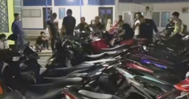 Sepeda motor balap liar diamankan polres kubar, tim menggagalkan aksi di barong tongkok, amankan motor dan pemuda. Keselamatan warga menjadi prioritas.
