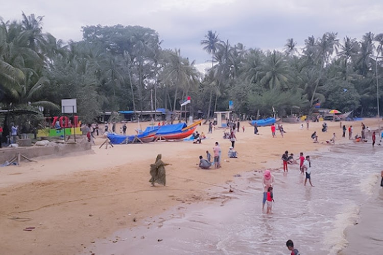 Pantai Kelapa Tuban, destinasi terjangkau dengan pemandangan alam memikat, fasilitas lengkap, aktivitas rekreasi beragam, ideal untuk liburan.