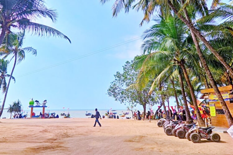 Pantai Kelapa Tuban menawarkan pesona alam perawan, nilai historis, fasilitas lengkap, akses mudah, harga terjangkau, ideal untuk liburan.