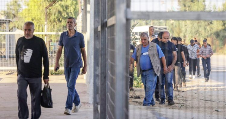 Pekerja gaza diusir dari israel pasca serangan hamas Pekerja gaza diusir dari israel pasca serangan hamas, meninggalkan ribuan di penampungan sementara. Kondisi memprihatinkan, konflik meningkat.