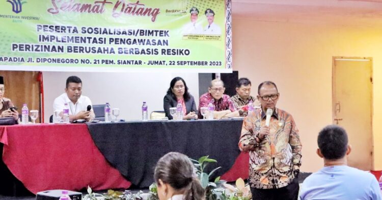 Pemerintah kabupaten simalungun tingkatkan pemahaman perizinan usaha berbasis resiko Dengan tujuan meningkatkan daya saing usaha lokal dan memfasilitasi pemahaman pengusaha terhadap kewajiban mereka, pemerintah kabupaten simalungun mengadakan serangkaian sosialisasi mengenai perizinan berusaha berbasis resiko. Inisiatif ini diharapkan mampu mempercepat proses pemulihan ekonomi di kabupaten simalungun