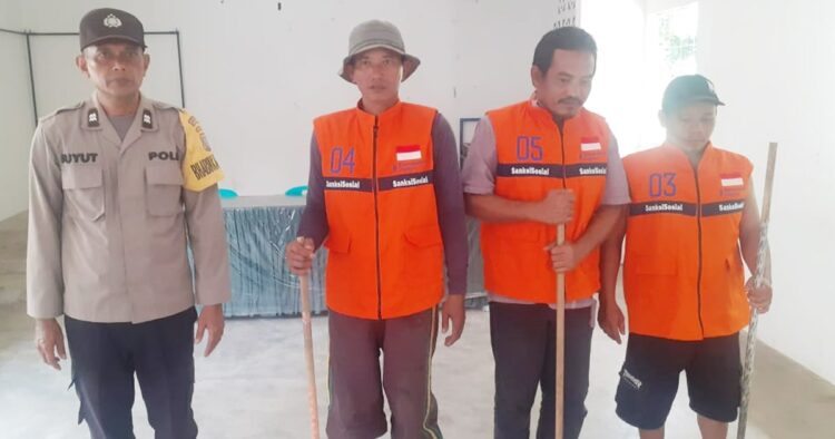 3 pencuri sawit di simalungun jalani sanksi kerja sosial Tiga terdakwa pencuri sawit di simalungun jalani kerja sosial berdasarkan restoratif justice di bawah pengawasan polsek bangun.