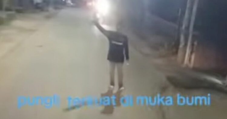 Pungli di bekasi viral berujung penangkapan 13 warga babelan Sebuah video yang menampilkan tindakan pungli di bekasi, mendapatkan perhatian publik dan kepolisian. Dalam waktu singkat, 13 individu yang diduga sebagai pelaku segera diamankan oleh aparat kepolisian.
