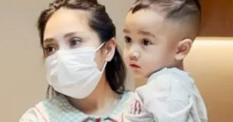 Rayyanza cipung, anak raffi ahmad, pulih dari radang paru-paru, sus rini bagikan kabar terbaru Kabar gembira! Rayyanza cipung, anak raffi ahmad, sembuh dari radang paru-paru. Ibu, sus rini, berbagi kabar baik melalui instagram.