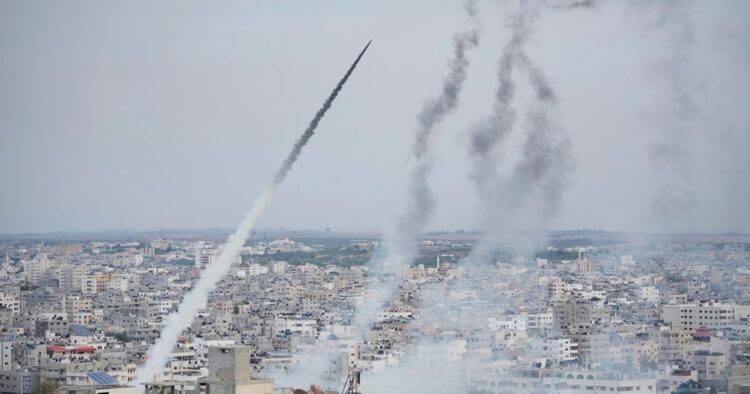 Militer israel tingkatkan serangan di gaza: korban tewas mendekati 1. 200 jiwa Militer israel tingkatkan serangan di gaza