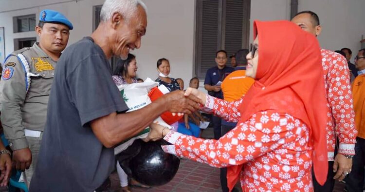 Pemerintah kota pematang siantar salurkan bp-cbp ke 15. 164 keluarga Dalam upaya merespons kenaikan harga beras dan menjaga stabilitas ekonomi lokal, pemerintah kota pematang siantar meluncurkan program bantuan pangan-cadangan beras pemerintah tahap ii, yang diharapkan memberikan kelegaan bagi 15. 164 keluarga terdampak.