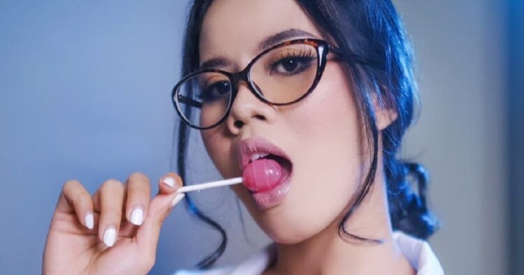 Siskaeee klaim film 'keramat tunggak' sebagai film religi, bukan film dewasa Kontroversi film 'keramat tunggak', selebgram siskaeee buka suara! Mengklaim karyanya sebagai film religi yang berlatar ramadan, polisi terus dalami keterlibatan para pemain.