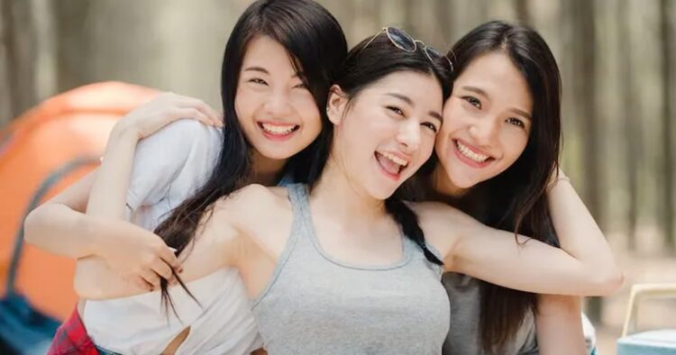 Realita menjadi seorang social butterfly Meski selalu tampak ceria dan penuh energi, para 'social butterfly' memiliki rintangan mereka sendiri. Ketahui apa saja tantangan yang seringkali terlupakan oleh banyak orang.