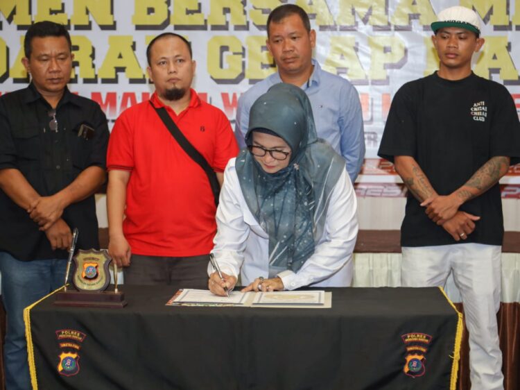 Wali kota pematang siantar ikut deklarasi tolak narkoba di tempat hiburan malam Wali kota pematang siantar ikut deklarasi tolak narkoba di tempat hiburan malam
