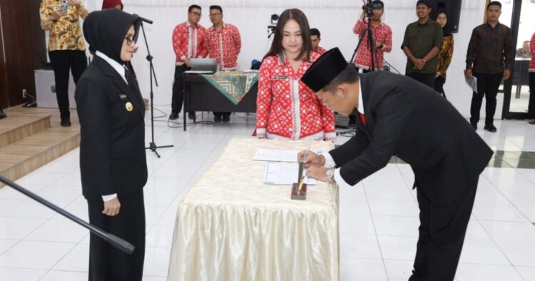 Mulyono, dari kepala biro ke pj sekda kota pematang siantar Mulyono st msi, sang kepala biro sumut, kini resmi menjadi pj sekda pematang siantar. Inovasi baru untuk pemerintahan yang lebih dinamis