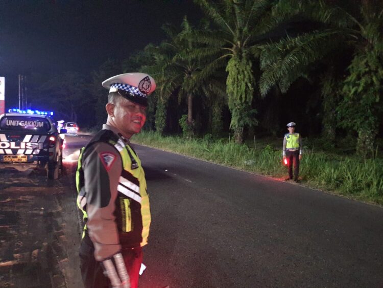 Operasi malam polres simalungun: blue light patrol pastikan keamanan jalan raya Sat lantas polres simalungun meluncurkan operasi 'blue light patrol' untuk meningkatkan keamanan malam hari di jalan pematangsiantar hingga asahan perdagangan. Tindakan proaktif ini bertujuan untuk menekan pelanggaran lalu lintas, balap liar, dan memastikan keselamatan pengguna jalan.