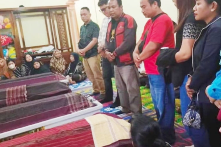 Satu keluarga hendri adi tindaon-rosmalina pasaribu, dimakamkan dalam satu liang lahat bersama anaknya, dan homri tindaon di lahan keluarga.