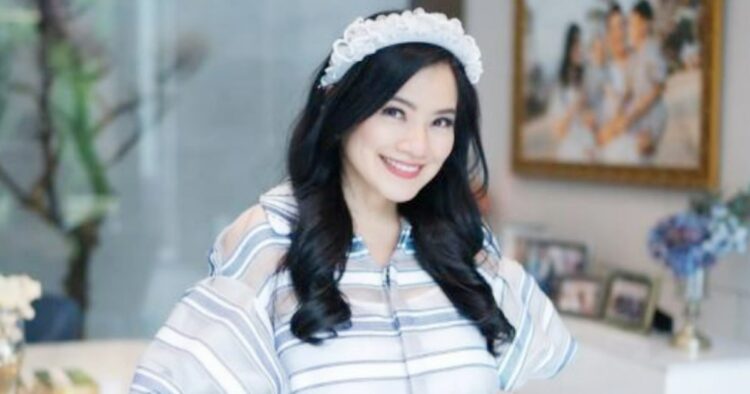 Titi kamal, aktris dan penyanyi multitalenta indonesia, menggabungkan kecantikan, dedikasi, dan profesionalisme dalam karier gemilangnya. Sebagai ikon hiburan, ia terus menginspirasi banyak orang dengan bakat dan prestasinya.