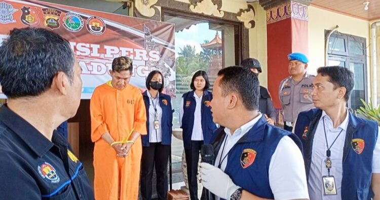 Pelanggan baru ganti baju diperkosa tukang pijat refleksi di bali, auto ditangkap! Pelanggan baru ganti baju diperkosa tukang pijat refleksi. Pelaku bernama soni, ditangkap oleh pihak berwenang pada selasa malam (3/10/2023).