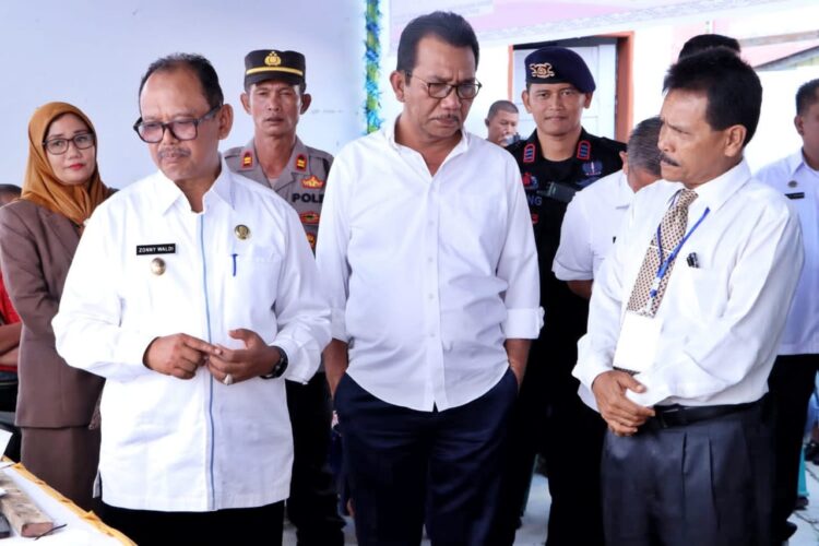 Wakil bupati simalungun pantau langsung pelaksanaan pilpanag gelombang ii Wakil bupati simalungun, h zonny waldi, didampingi forkopimda, memantau pelaksanaan pemilihan pangulu nagori (pilpanag) gelombang ii di nagori siantar estate dan nagori simpang raya dasma pada 13/09/2023.