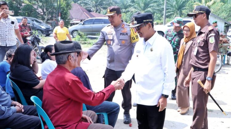 Kapolres simalungun pimpin 938 personel pantau pilpanag: demokrasi adil dan damai! Akbp ronald fc sipayung, kapolres simalungun, bersama 938 personel memastikan pilpanag gelombang ii berlangsung adil dan damai. Pemantauan dilakukan di empat titik strategis, mengajak masyarakat berpartisipasi aktif dan menjaga ketertiban selama pemilihan.