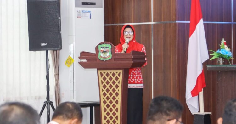 Wali kota pematang siantar tekankan komitmen tingkatkan kinerja opd tahun 2023 Wali kota pematang siantar, dr susanti, tekankan komitmen tingkatkan kinerja opd dalam pencapaian kinerja 2023, sambil meriahkan tuan rumah pertandingan sepak bola apeksi. Sinergi pembangunan kota pun diutamakan.