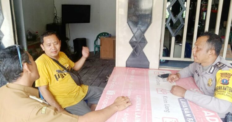 Respon cepat bhabinkamtibmas terhadap keluhan warga soal volume musik, warung tuak di kelurahan proklamasi diminta patuhi himbauan.