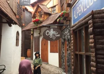 Temukan 10 tempat wisata di sleman yang lagi hits dan instagramable! Mulai dari kastil megah, bukit awan, hingga kafe ala korea