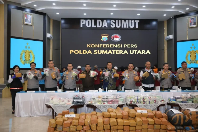 2 bulan gempur narkoba, polda sumut sita ratusan kg sabu dan ganja, 1. 118 tersangka ditangkap dari 923 kasus 2 bulan gempur narkoba, polda sumut sita ratusan kg sabu dan ganja, 1. 118 tersangka ditangkap dari 923 kasus