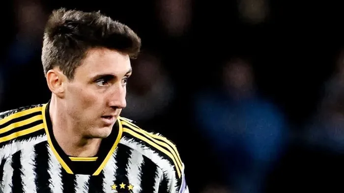 Profil Andrea Cambiaso, bek sayap muda Italia yang kini bersinar di Juventus. Simak perjalanan karier, gaya bermainnya.
