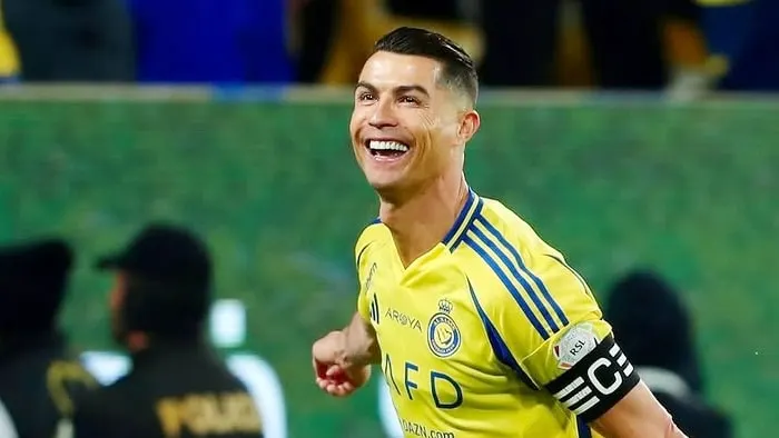Cristiano Ronaldo Pernah Kunyah Rumput di Latihan Juventus Demi mengekspresikan kejengkelannya terhadap pelatih Maurizio Sarri, Cristiano Ronaldo kunyah rumput di hadapan setim saat latihan taktik.