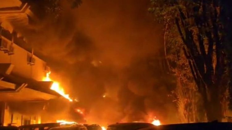 Gedung dprd makassar hangus dibakar massa saat rapat berlangsung